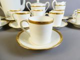 un grand nombre de tasses et de soucoupes sur une table