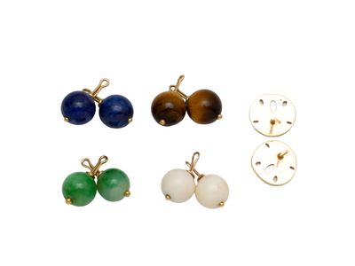 un lot de quatre paires de boucles d'oreilles ornées de perles de différentes couleurs