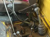une place à l'arrière d'un camion, avec tout un tas d'outils