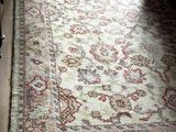 un tapis sur le sol d'un salon