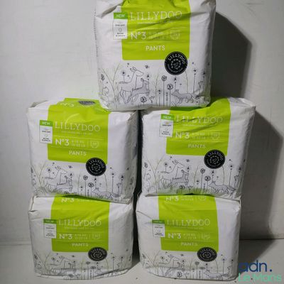 quatre paquets de couches pour bébés empilés les uns sur les autres