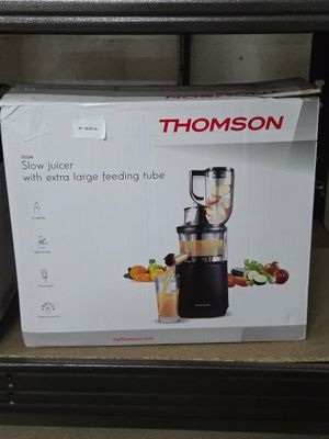 une boîte contenant un mixeur, posée sur une étagère