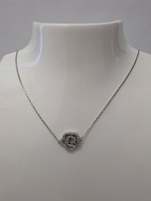 gros plan d'un collier sur un mannequin mannequin mannequin mannequin mannequin mannequin mannequin mannequin mannequin