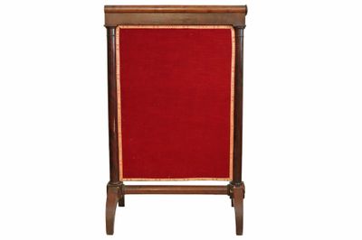une image représentant une chaise rouge avec une structure en bois