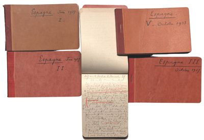 Plusieurs vieux livres sont empilés les uns sur les autres et comportent des inscriptions.