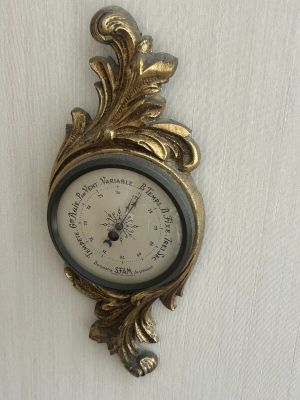 une horloge accrochée au mur de la pièce