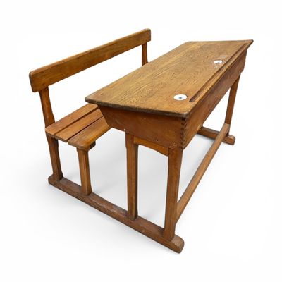 un bureau et une chaise en bois sur fond blanc