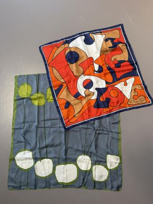 Pierre CARDIN. Ensemble de deux foulards, l'un à décor moder…