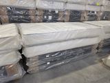 de nombreux cartons de matelas empilés les uns sur les autres