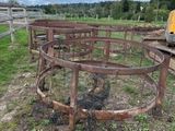 un tracteur garé dans un espace clôturé