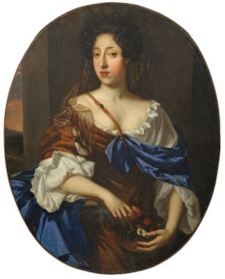 portrait d'une femme tenant un panier de fruits près d'une fenêtre