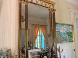 a large mirror on the mantle in the living room