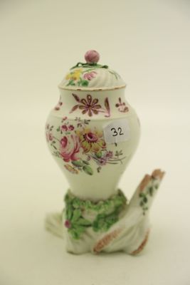 une petite théière blanche décorée d'un oiseau