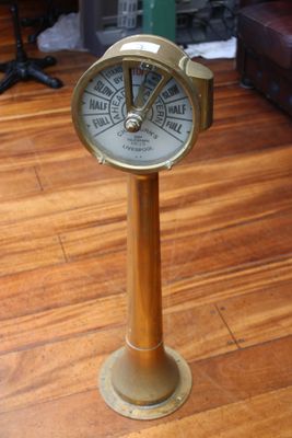une horloge posée sur un socle au sol dans un salon