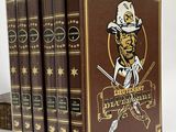 Les trois livres sont alignés les uns à côté des autres sur une surface blanche.