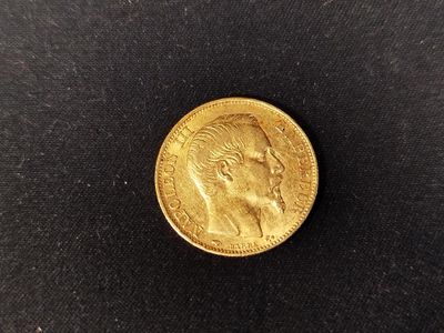 une pièce d'or portant un visage de femme
