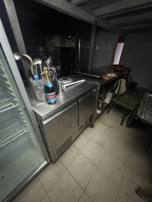 une bouteille d'alcool posée sur le plan de travail d'une cuisine