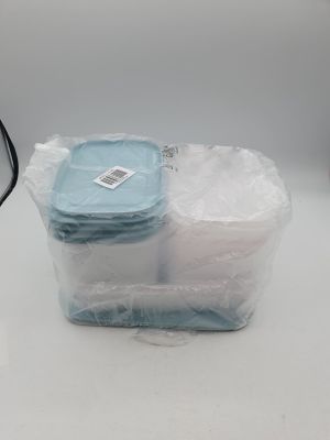 un récipient en plastique rempli d'objets bleus et blancs posé sur une table