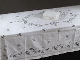 une table blanche recouverte d'une nappe blanche