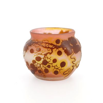 un vase en verre avec un motif sur une surface blanche