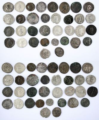 un assortiment de pièces d'argent et de bronze sur un fond blanc