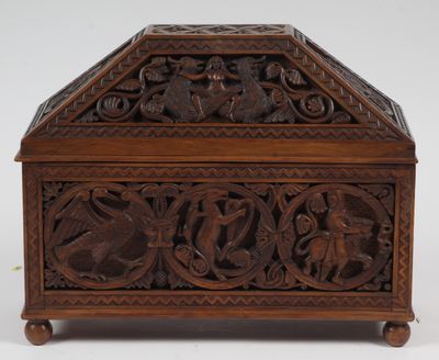 une vieille boîte en bois ornée de sculptures sur un fond blanc