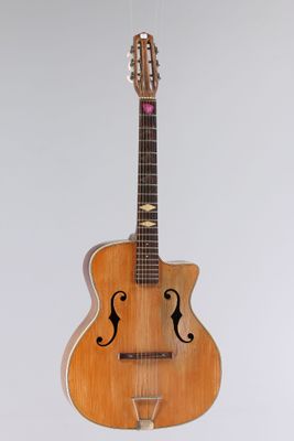 une image représentant une guitare suspendue à une corde