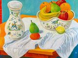 un tableau représentant un bol de fruits et un pichet posés sur une table