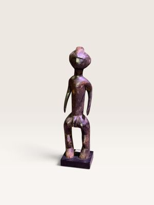 l'image d'une statue d'un homme avec un chapeau sur la tête