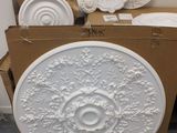 beaucoup d'assiettes et de bols blancs par terre