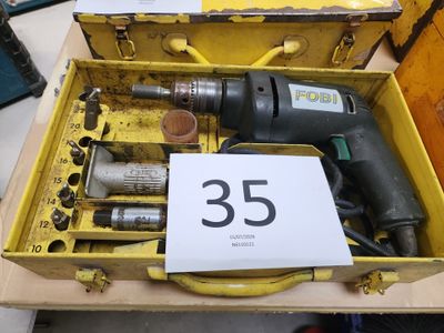 une boîte contenant des outils et sur laquelle figure le chiffre 35