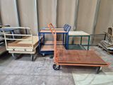 Il y a de nombreux types de chariots différents dans cette pièce.