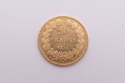 gros plan d'une pièce d'or sur une surface blanche