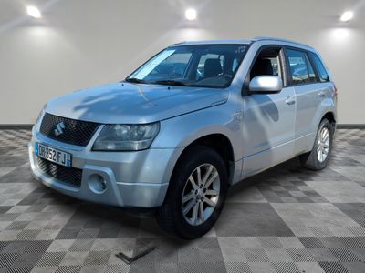 une photo d'un SUV argenté garé dans un garage