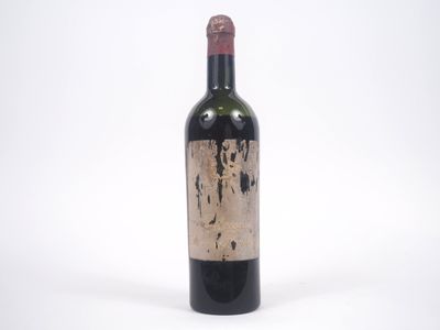 une bouteille de vin posée sur une table
