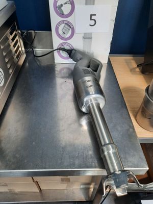 une machine posée sur une table