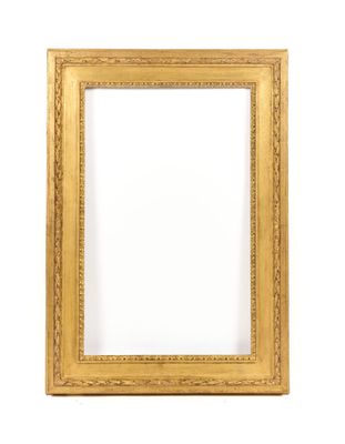 un cadre photo doré sur fond blanc