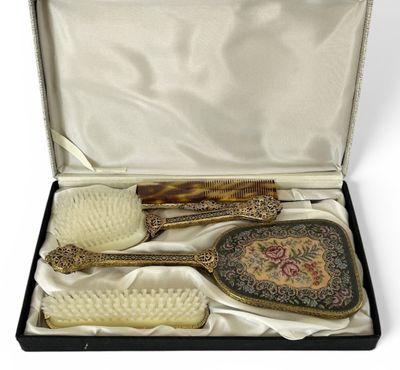 une boîte contenant une brosse, un peigne et un peigne