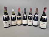 plusieurs bouteilles de vin sont alignées sur une table