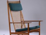 une image représentant un fauteuil à bascule sur lequel est posé un coussin bleu