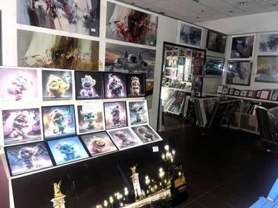 de nombreuses photos accrochées au mur dans cette pièce d'un magasin