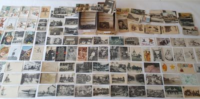 un grand nombre de cartes postales anciennes qui se trouvent sur la table