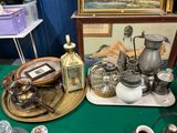 une table sur laquelle sont posés de nombreux objets anciens