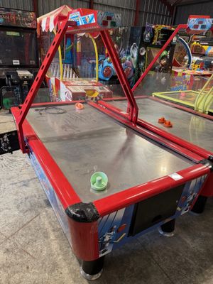 un gros plan sur une table avec une balle posée dessus, dans une pièce