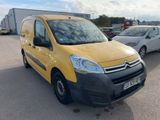 une camionnette jaune Citrole garée sur un parking à côté d'autres voitures