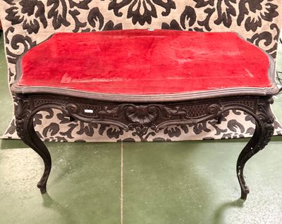 Table de milieu en bois sculpté à décor de coquiille.