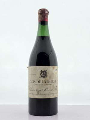 une vieille bouteille de vin posée sur une table