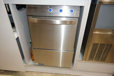 un lave-vaisselle en acier inoxydable dans un coin de la cuisine