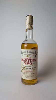 La bouteille de « Martin's Woo » est posée sur la table.