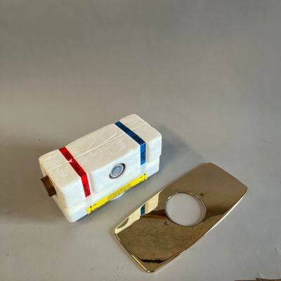 un briquet et un étui à briquet posés sur une table